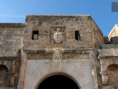 ...e ci troviamo di fronte al portale d�ingresso con lo stemma dei Borbone, ultimi �proprietari� della fortezza tra il 700 e l�800